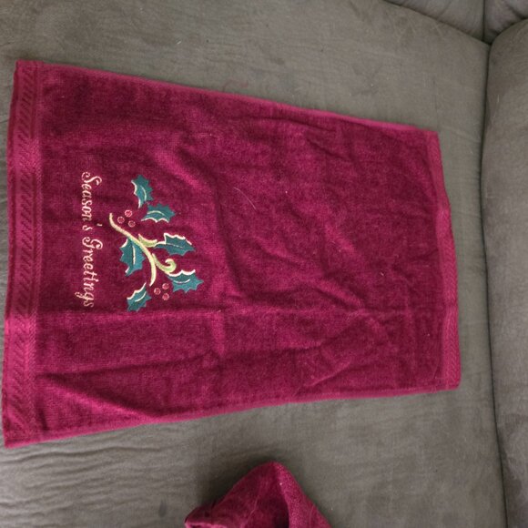 Multiple Sets of Christmas Hand Towels - Picture 4 of 7